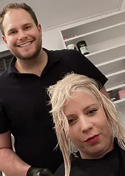 Selfie van klant in blondering met Metal Detox met Kapper Kilian